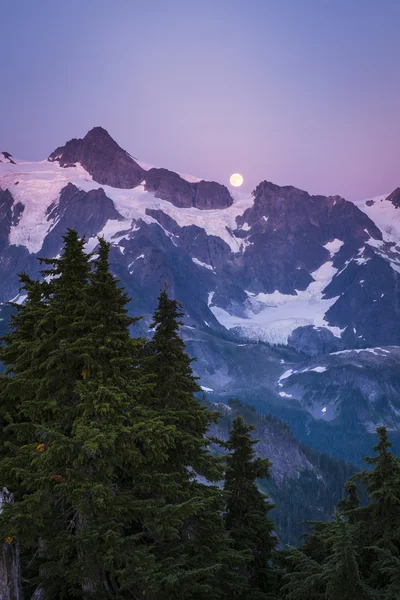 Mt Shuksan and the rising moon, Washington state cascade range — Stock Photo, Image