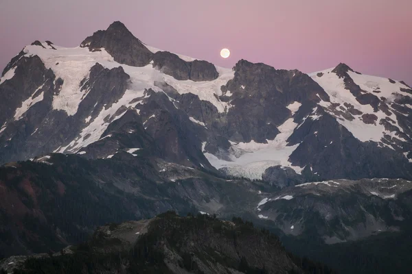 Mt 舒克桑和初升的月亮，华盛顿州山脉 — 图库照片