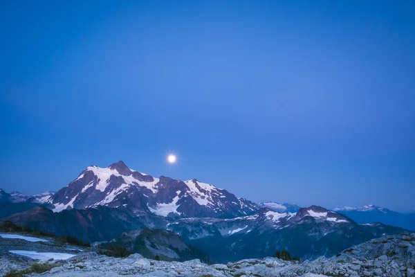 Monte Shuksan y la luna naciente, rango de cascada del estado de Washington — Foto de Stock