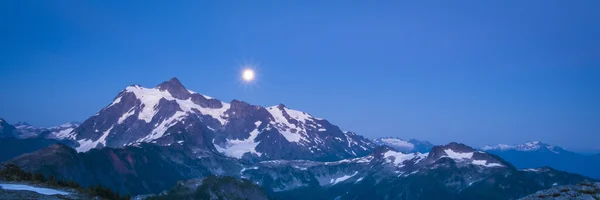 Mt Shuksan and the rising moon, Washington state cascade range — Stock Photo, Image