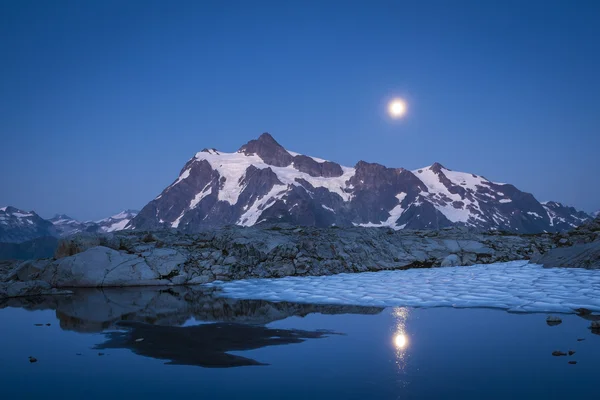Monte Shuksan y la luna naciente, rango de cascada del estado de Washington — Foto de Stock