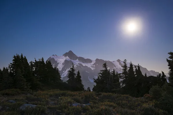 Mt Shuksan and the rising moon, Washington state cascade range — Stock Photo, Image