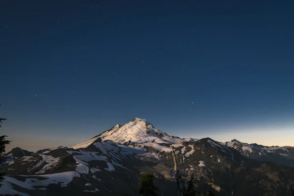 Montaña nevada Baker iluminada por la luna llena, estado de Washington — Foto de Stock