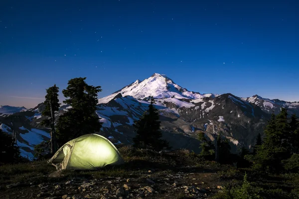 Glowing tent at night beneath Mount Baker, Washington state — Stock Photo, Image