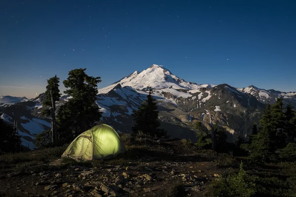 Glowing tent at night beneath Mount Baker, Washington state — Stock Photo, Image