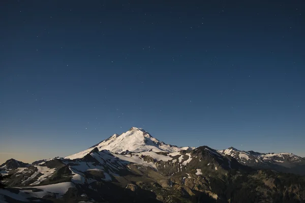 Mont Baker enneigé éclairé par la pleine lune, État de Washington — Photo