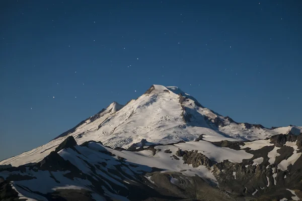 Montaña nevada Baker iluminada por la luna llena, estado de Washington — Foto de Stock