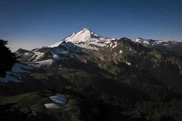 Schneebedeckter Berg Bäcker vom Vollmond beleuchtet, Washington State — Stockfoto