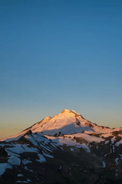 Snowcapped Mount Baker at sunrise, Washington state — Stock Photo, Image