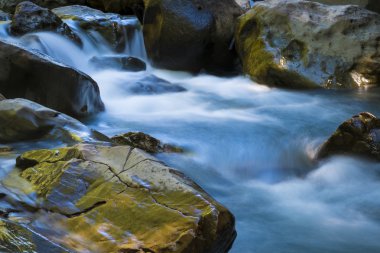 kayaların arasında akan güzel nehir