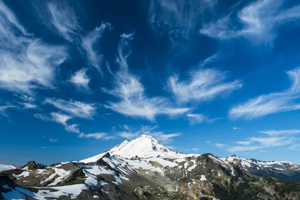 Mont Baker enneigé sous de hauts nuages de cirrus — Photo
