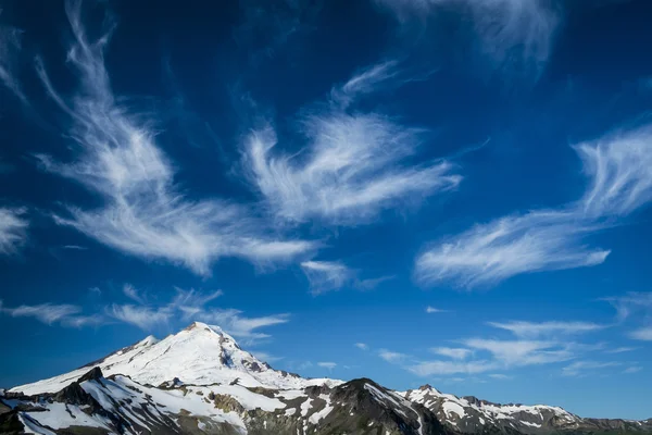 Mont Baker enneigé sous de hauts nuages de cirrus — Photo