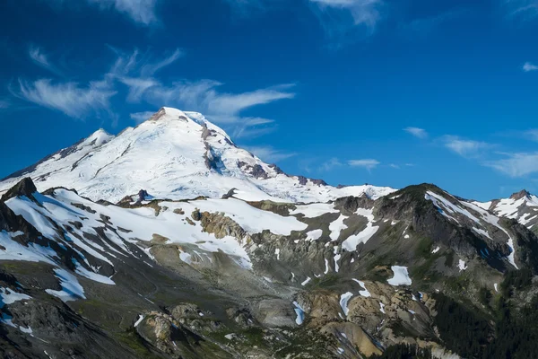 Nevado Monte Baker bajo altas nubes de cirros — Foto de Stock
