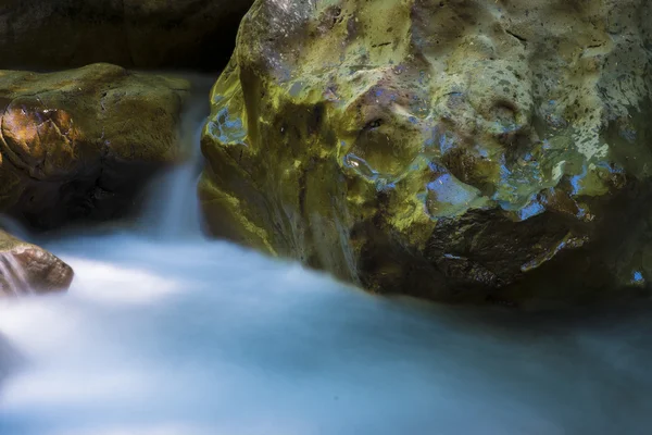 Belle rivière qui coule parmi les rochers — Photo