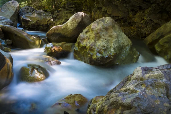 岩の間を流れる美しい川 — ストック写真