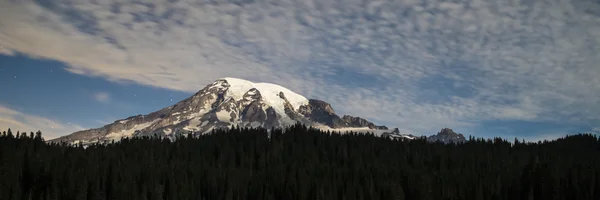 Mount Rainier at night, lit by the moon — Stock Photo, Image