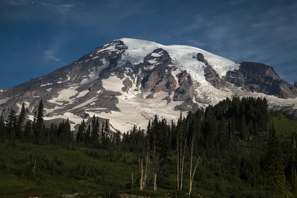 Monte Rainier iluminado pela lua à noite — Fotografia de Stock