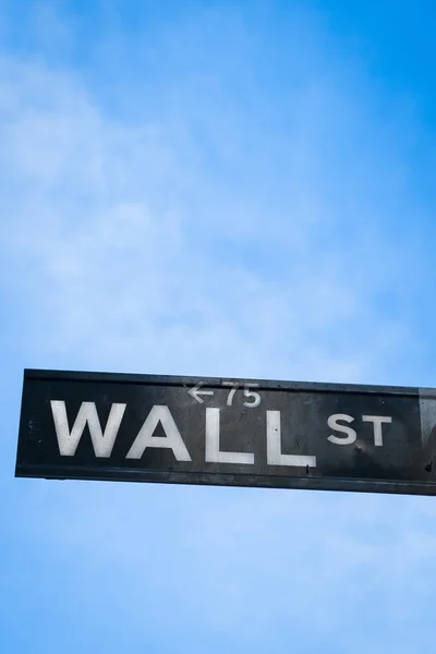 Signo de Wall Street y cielo azul, Ciudad de Nueva York — Foto de Stock