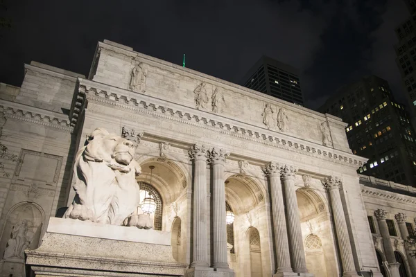 León de mármol fuera de la biblioteca de la ciudad de Nueva York — Foto de Stock