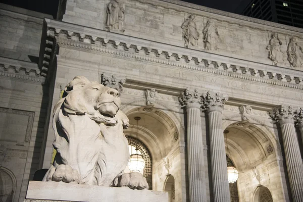 Мраморный лев возле библиотеки Нью-Йорка — стоковое фото