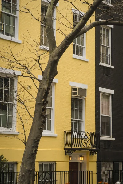 Красочные многоквартирные дома, Нью-Йорк — стоковое фото
