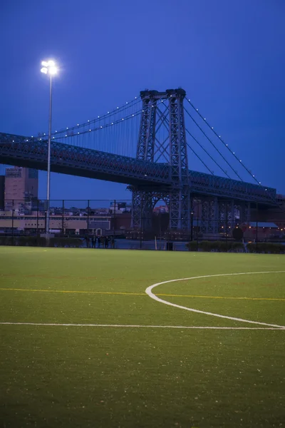 ウィリアムズバーグ橋、ニューヨーク市の近くのサッカー フィールド — ストック写真