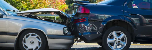 Auto nehoda, zahrnující dvě auta — Stock fotografie