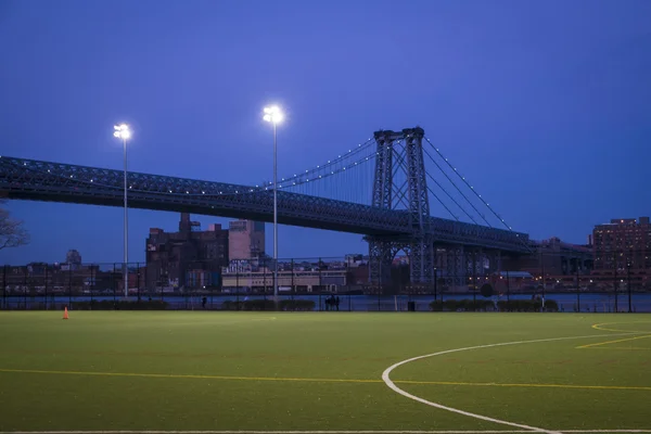 ウィリアムズバーグ橋、ニューヨーク市の近くのサッカー フィールド — ストック写真