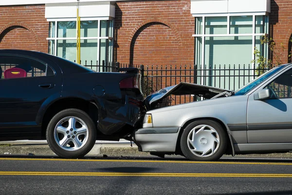 Acidente automobilístico envolvendo dois carros — Fotografia de Stock