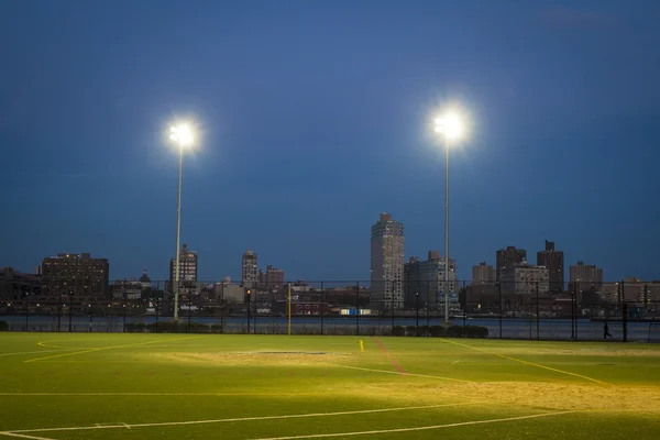 Fotbalové hřiště v noci, new york city — Stock fotografie