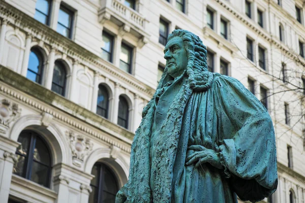 Bronzestatue auf dem Friedhof der Dreifaltigkeitskirche, New York City — Stockfoto