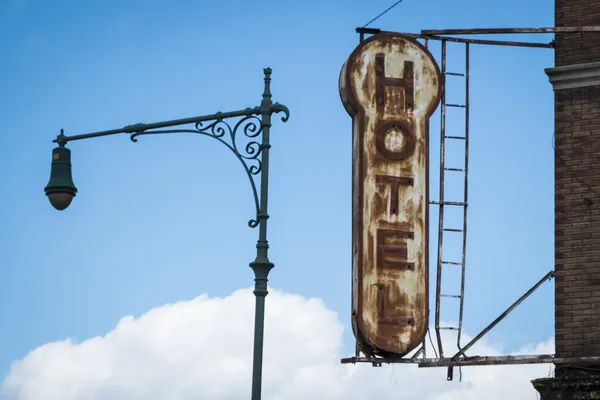 Старый знак отеля — стоковое фото