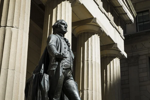 雕像的乔治 · 华盛顿，联邦大厅里，纽约城 — 图库照片