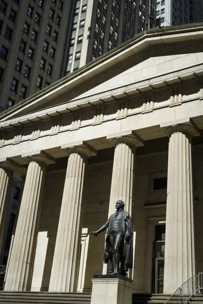 彫像のジョージ ・ ワシントン、連邦ホール、ニューヨーク市 — ストック写真