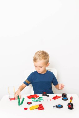 Metal inşaat setinde küçük bir çocuk oynanıyor. Beş yıl.