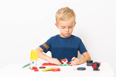 Metal inşaat setinde küçük bir çocuk oynanıyor. Beş yıl.