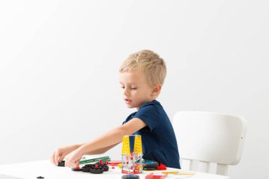 Metal inşaat setinde küçük bir çocuk oynanıyor. Beş yıl.