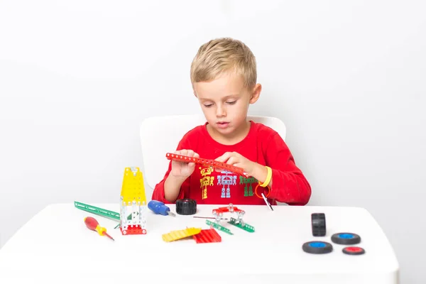 Metal inşaat setinde küçük bir çocuk oynanıyor. Beş yıl.