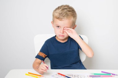 Dikiş, el işi. Küçük çocuk metalden bir çocuk tasarımcısı topluyor.