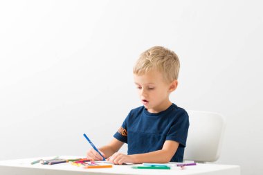 Dikiş, el işi. Küçük çocuk metalden bir çocuk tasarımcısı topluyor.