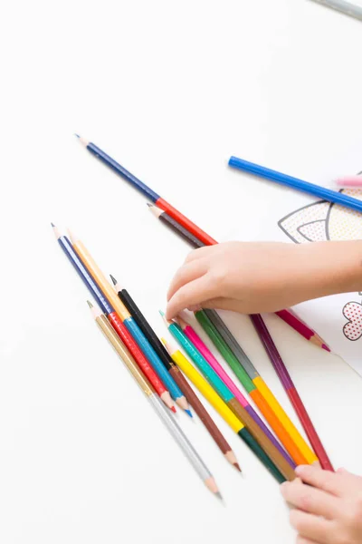 Dikiş, el işi. Küçük çocuk metalden bir çocuk tasarımcısı topluyor.