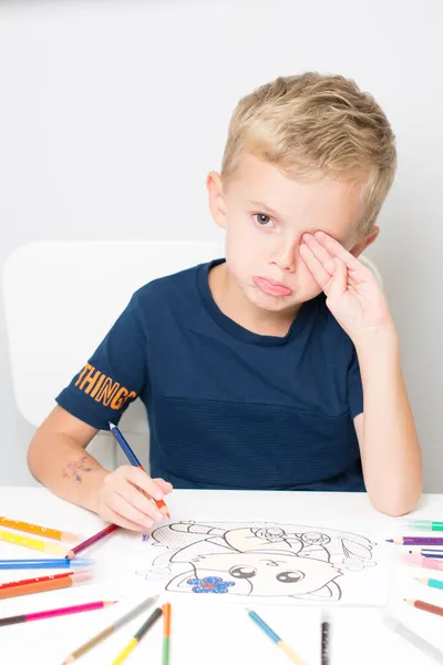 Dikiş, el işi. Küçük çocuk metalden bir çocuk tasarımcısı topluyor.