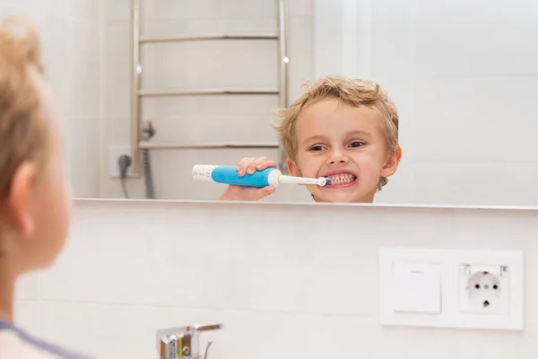 Niño Cinco Años Lava Las Manos Baño Niño Cinco Años — Foto de Stock