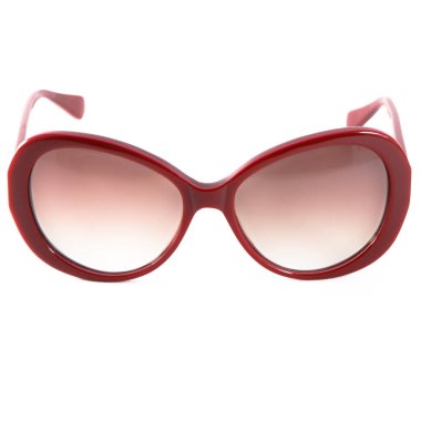 Kırmızı çerçeveli güneş gözlükleri ve görüş gözlükleri beyaz arkaplanda kırmızı gözlük çerçeveleri