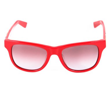 Kırmızı çerçeveli güneş gözlükleri ve görüş gözlükleri beyaz arkaplanda kırmızı gözlük çerçeveleri