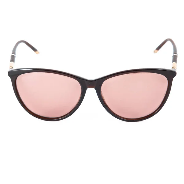 Kırmızı çerçeveli güneş gözlükleri ve görüş gözlükleri beyaz arkaplanda kırmızı gözlük çerçeveleri