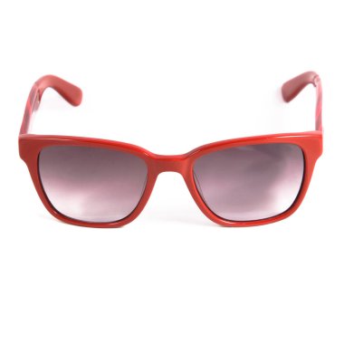 Beyaz arka planda kırmızı gözlük çerçeveleri. Kırmızı çerçeveli güneş gözlükleri ve görüş gözlükleri.