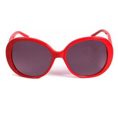 Beyaz arka planda kırmızı gözlük çerçeveleri. Kırmızı çerçeveli güneş gözlükleri ve görüş gözlükleri.