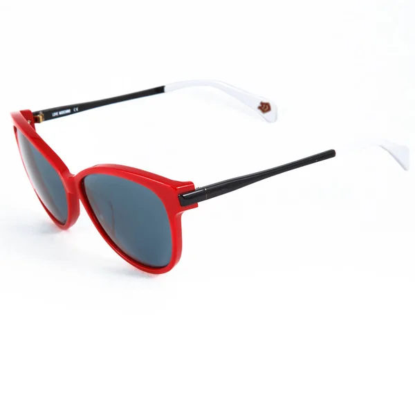 Beyaz arka planda kırmızı gözlük çerçeveleri. Kırmızı çerçeveli güneş gözlükleri ve görüş gözlükleri.