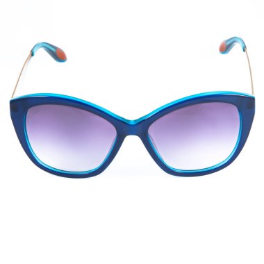 Beyaz arka planda mavi güneş gözlüğü çerçeveleri. Mavi çerçeveli güneş gözlükleri ve gözlükler..